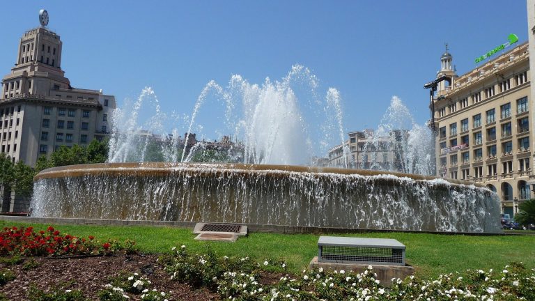 Plaza de Catalunya Moritz Hohenberg en Pixabay 768x432