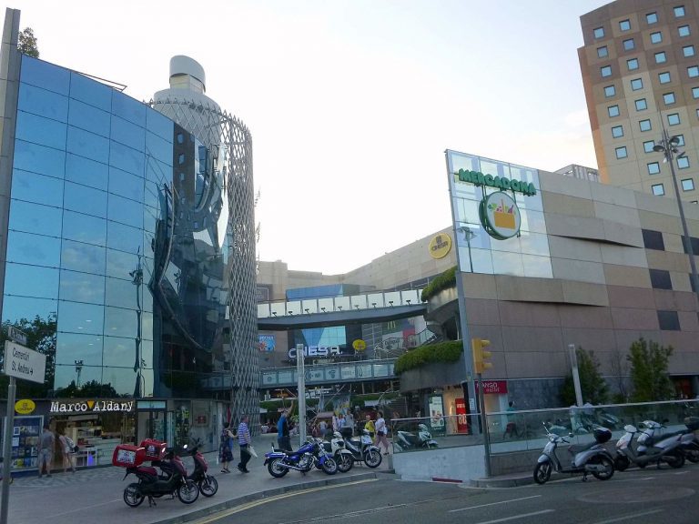 Som Multiespai Centro Comercial 1 SOM Multiespai CC Zarateman Wikipedia 768x576