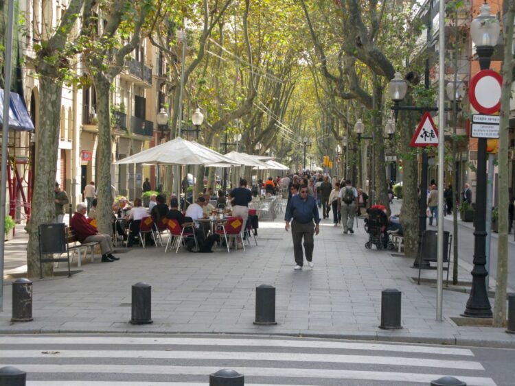 RAMBLA DEL POBLENOU PHOT BY Alain Rouiller WIKIPEDIA
