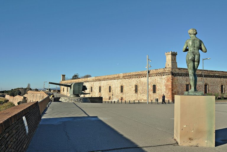 CASTELL MONTJUIC photo by Alberto g rovi wikipedia Castillo de Montjuic 3 CASTELL MONTJUIC photo by Alberto g rovi wikipedia 768x515