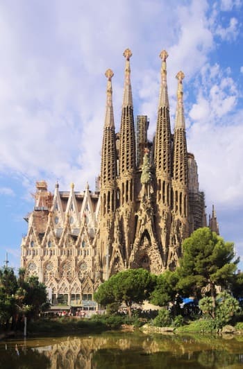 Sagrada Familia foto por C messier WIKIPEDIA 1 Mammamia 1 Sagrada Familia foto por C messier WIKIPEDIA 1